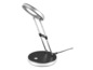 Une lampe de bureau argentée avec un abat-jour rond.