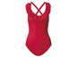 Un maillot de bain rouge à volants.