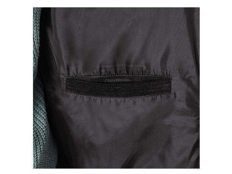 Détail d'une poche sur une veste noire.