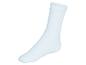 Une paire de chaussettes blanches à texture côtelée.