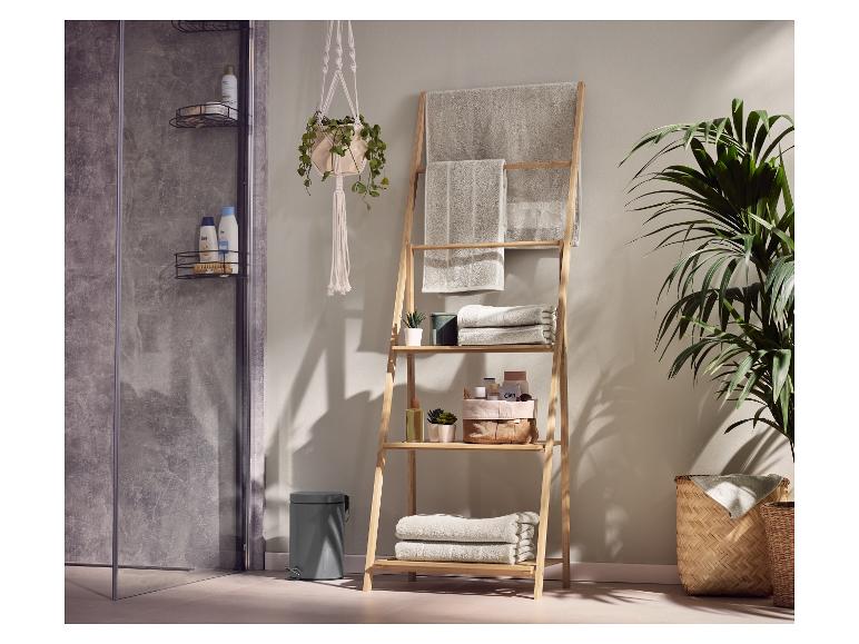 Porte-serviettes échelle en bois LIVARNO® avec serviettes dans une salle de bain moderne.