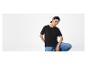 T-shirt noir et jeans : vêtements mode pour femme.