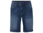 Un short en jean bleu