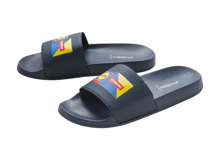 Claques bleu foncé avec motif coloré et texte 'TREK'