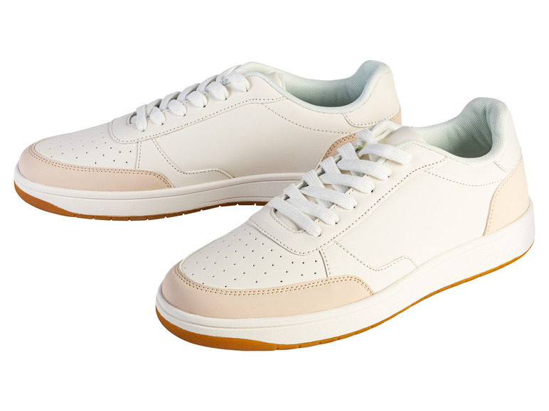 Deux paires de baskets blanches avec des accents beiges