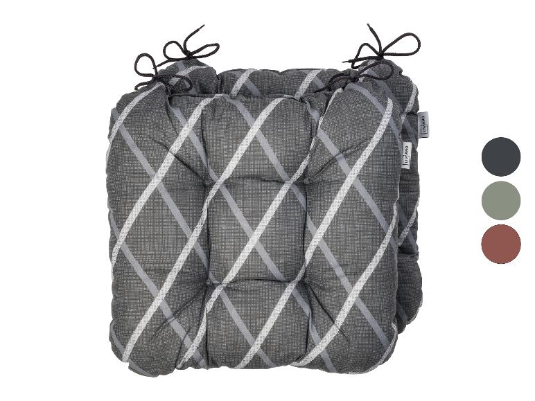 Coussin gris avec motif à carreaux blancs et gris et attaches, avec échantillons de couleur.