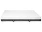 Matelas blanc avec un protège-matelas gris.