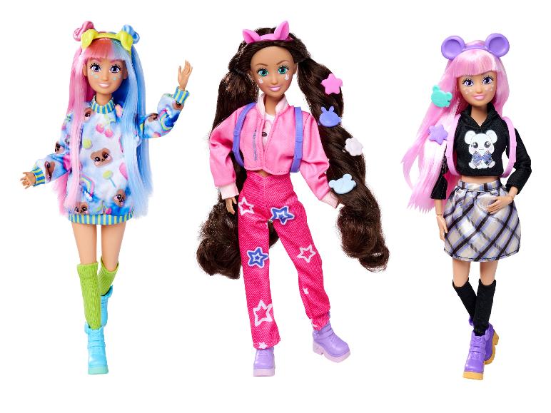 Trois poupées à la mode avec de longs cheveux et des tenues stylées.