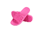 Paire de claquettes de piscine roses avec semelles texturées.