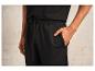 Pantalon de survêtement noir avec cordon de serrage et logo.