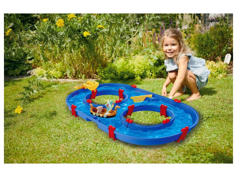 Jeu d'eau pour enfant avec bateau et accessoires.