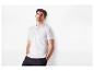 Un homme portant un polo blanc et un pantalon noir.