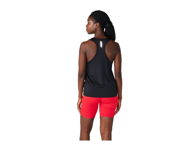 Débardeur de sport noir et short rouge pour femme, vue de dos