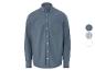 Une chemise à manches longues bleu clair.