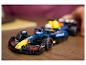Gros plan d'une voiture de course Red Bull Formule 1 sur une table en bois.