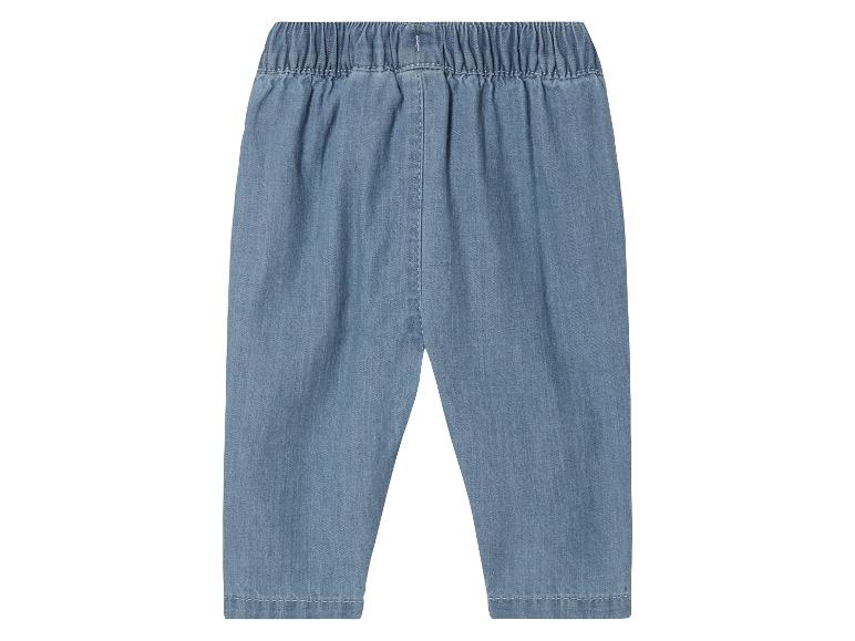 Un pantalon en jean bleu pour bébé avec une taille élastique.
