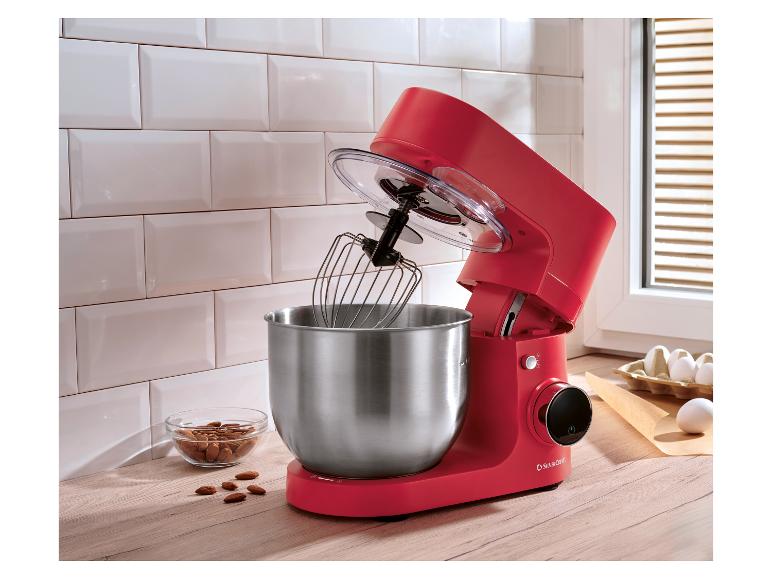 Robot pâtissier rouge SilverCrest avec un bol en acier inoxydable sur un comptoir de cuisine.