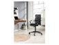 Bureau, chaise de bureau noire en mesh et tapis rond.