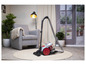 Un aspirateur gris avec un corps rouge sur un tapis beige.