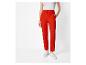 Une femme portant un pantalon rouge et des baskets blanches.