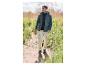 Homme portant une veste hybride CRIVIT marchant sur un sentier de sable.