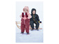 Deux enfants en vêtements d'hiver, l'un en salopette rose et l'autre en salopette bleu foncé à motif ours, sont assis sur une luge.