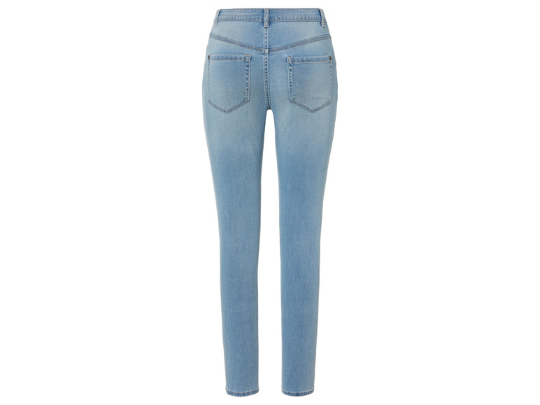 Un jean skinny bleu pour femme.