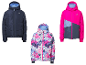 Trois vestes d'hiver pour enfants : une doudoune bleu marine, une veste à motifs colorés et une veste rose et grise à blocs de couleurs.