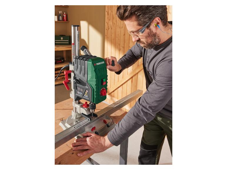 Un homme utilise une perceuse Parkside pour travailler le bois.