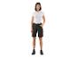 Femme portant un short de travail noir et des chaussures de sécurité.