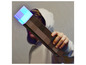 Une lampe Minecraft en forme de torche tenue par un enfant.