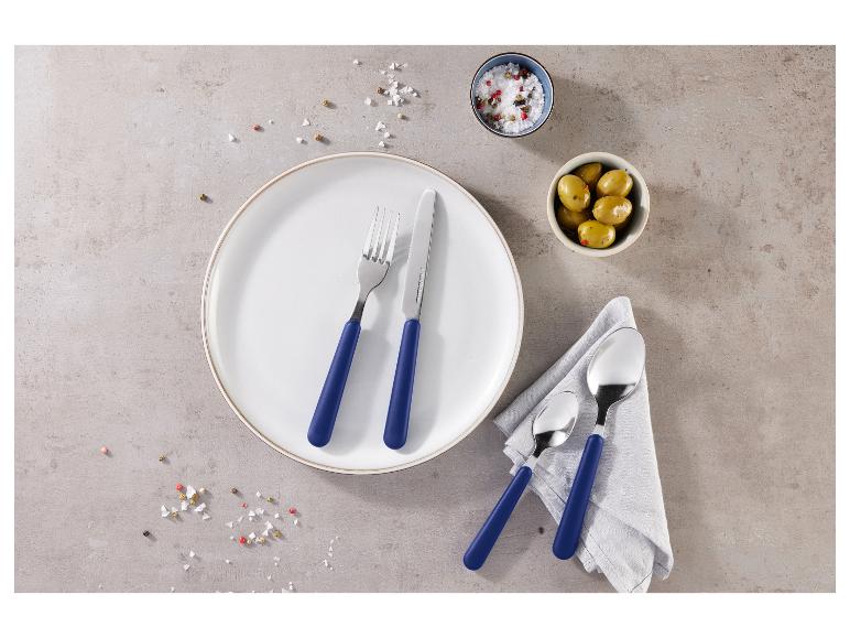 Couverts Zwilling avec poignées bleues, assiette et olives.