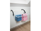 Séchoir à linge sur radiateur avec serviettes bleues et roses.