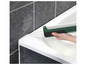 Une main utilise un tube de silicone vert pour sceller une baignoire.