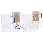 Quatre tasses en verre avec des poignées colorées, deux avec du cappuccino et une cuillère