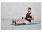 Un homme faisant des exercices avec des bandes de résistance sur un tapis de yoga.