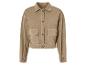 Une veste bomber courte de couleur beige clair avec des boutons.