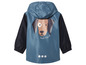 Un imperméable bleu à capuche pour enfants avec un motif de chien au dos.