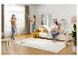 Trois femmes utilisent un aspirateur sans fil pour nettoyer un tapis, un canapé et des rideaux.