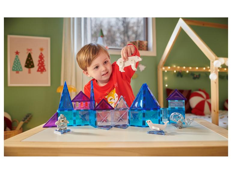 Bébé jouant avec le jeu de construction magnétique LUPILU sur le thème de l'Arctique.