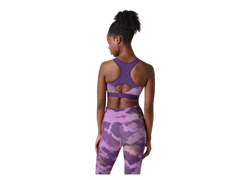 Femme de dos en brassière de sport violette et leggings à motifs.