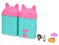 Maisons de poupées à deux étages en forme de chat, une figurine de fille et un chaton, et une piscine avec un parasol.