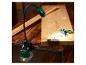 Lampe de travail à LED avec col de cygne et batterie, éclairant des outils et du bois sur une table.