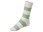 Des chaussettes blanches avec des rayures vertes.