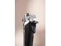 Rasoir électrique noir et argent avec tondeuse rétractable sur fond neutre.