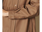 Une veste imperméable marron à boutons