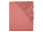 Un drap-housse rose avec élastique.
