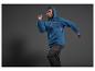 Un homme portant un sweat-shirt à capuche bleu et un pantalon de sport noir.