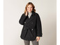 Une femme portant un trench-coat noir avec une ceinture.