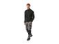 Homme en sweat polaire noir et pantalon de travail gris Parkside.